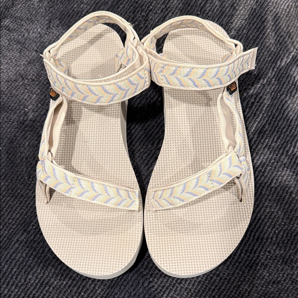 Teva Midform Women’s 
Size 11 gray straps 
Universal Sandal